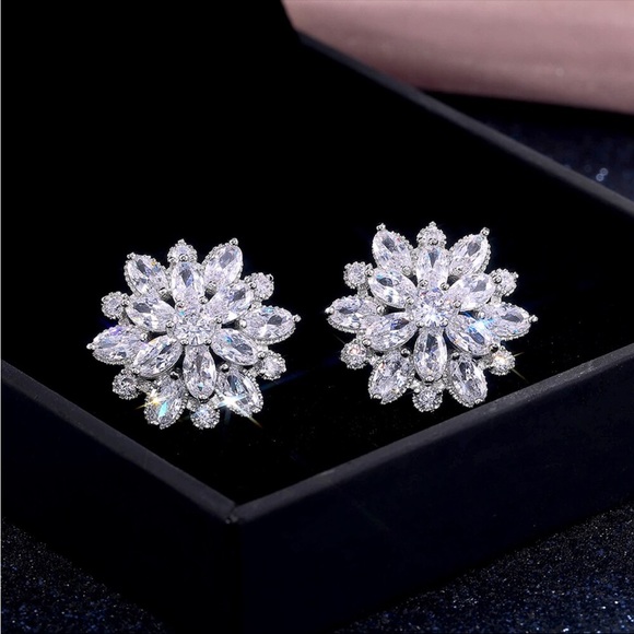 New Women’s 925 Silver Romantic Flower Diamond Stud Earrings - Picture 5 of 8